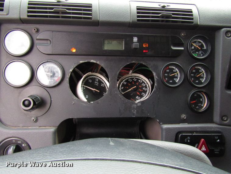 image for item DG6650 2012 Freightliner Cascadia semi truck