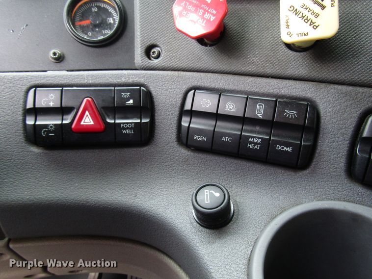 image for item DG6650 2012 Freightliner Cascadia semi truck