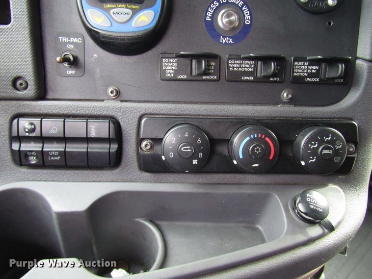 image for item DG6650 2012 Freightliner Cascadia semi truck