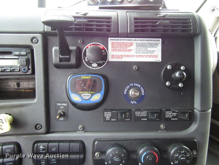 image for item DG6650 2012 Freightliner Cascadia semi truck