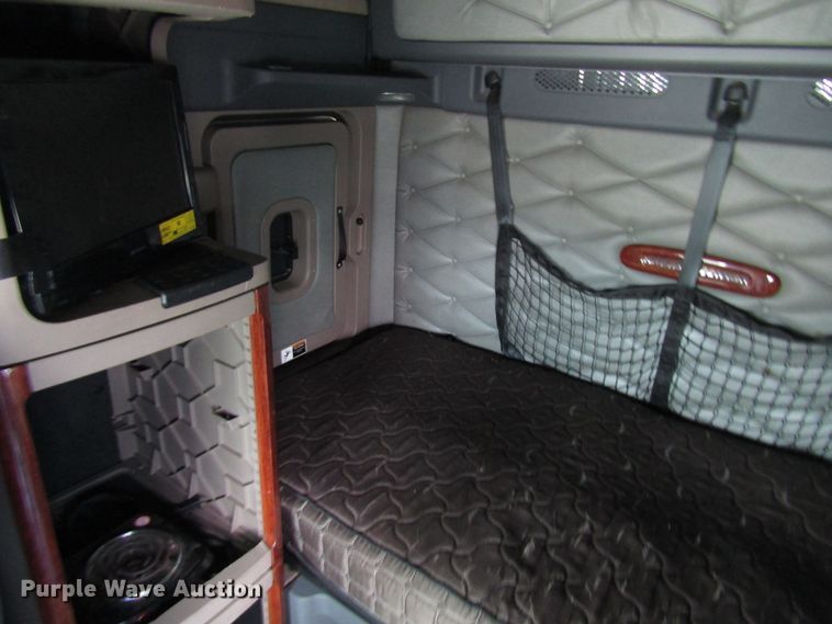 image for item DG6650 2012 Freightliner Cascadia semi truck