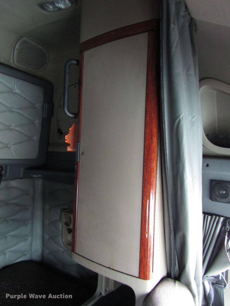 image for item DG6650 2012 Freightliner Cascadia semi truck