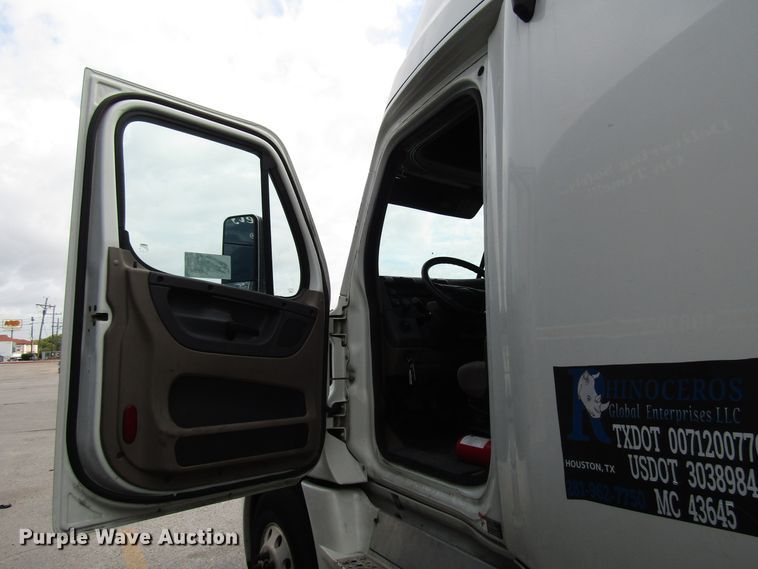 image for item DG6650 2012 Freightliner Cascadia semi truck