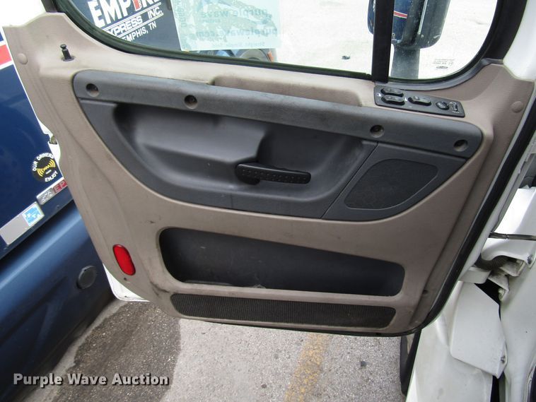 image for item DG6650 2012 Freightliner Cascadia semi truck