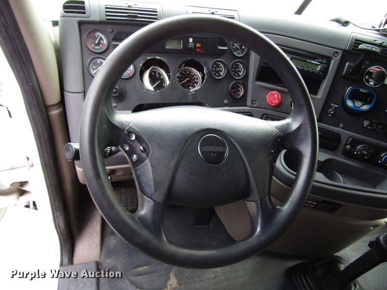 image for item DG6650 2012 Freightliner Cascadia semi truck