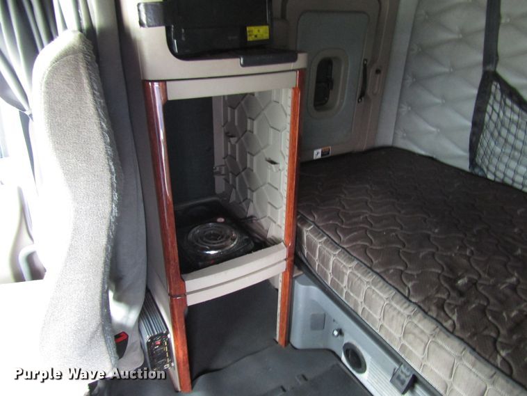 image for item DG6650 2012 Freightliner Cascadia semi truck