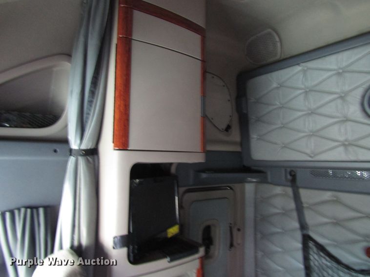 image for item DG6650 2012 Freightliner Cascadia semi truck