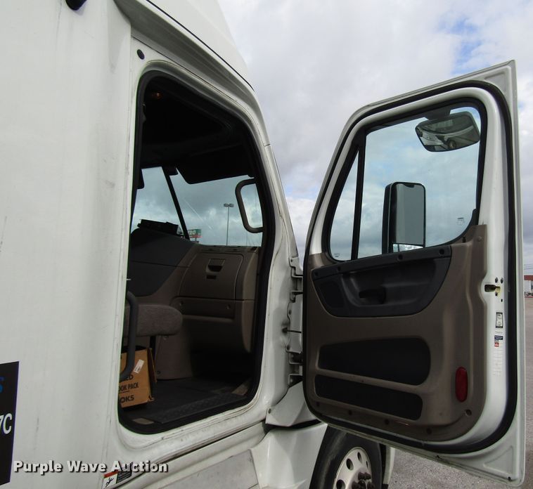 image for item DG6650 2012 Freightliner Cascadia semi truck