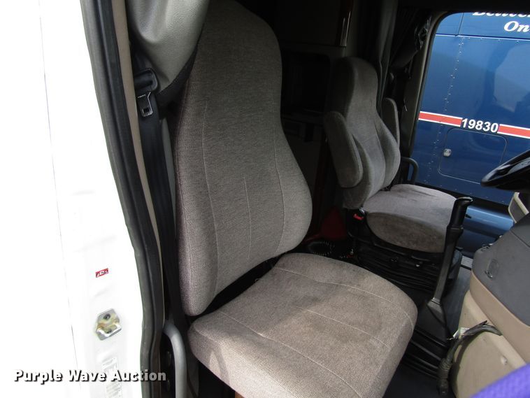 image for item DG6650 2012 Freightliner Cascadia semi truck