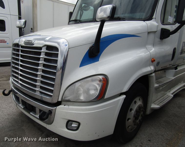 image for item DG6650 2012 Freightliner Cascadia semi truck