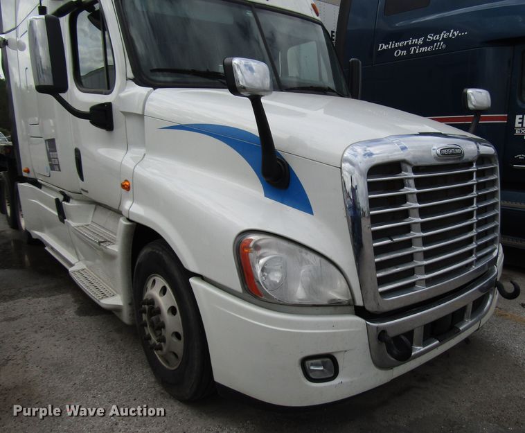 image for item DG6650 2012 Freightliner Cascadia semi truck