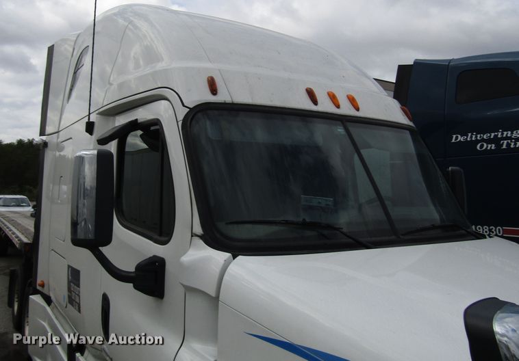 image for item DG6650 2012 Freightliner Cascadia semi truck