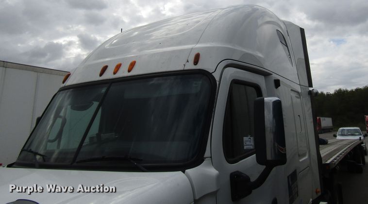 image for item DG6650 2012 Freightliner Cascadia semi truck