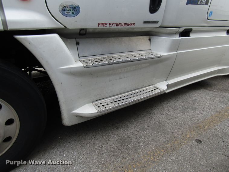 image for item DG6650 2012 Freightliner Cascadia semi truck