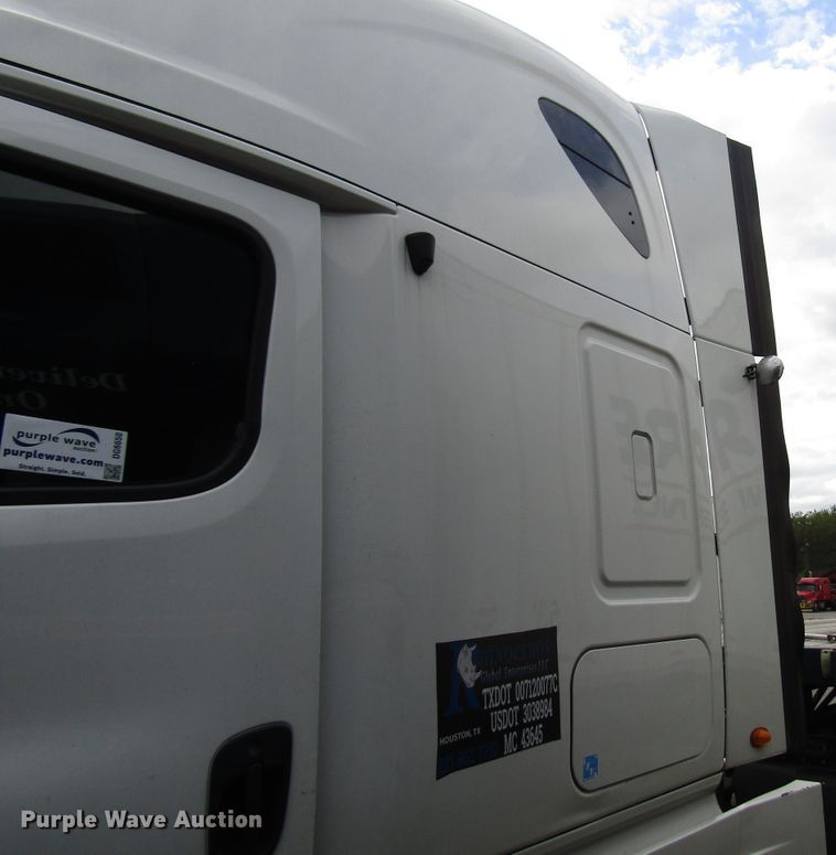 image for item DG6650 2012 Freightliner Cascadia semi truck