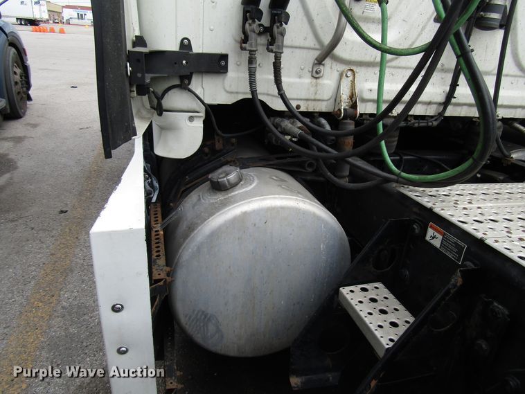 image for item DG6650 2012 Freightliner Cascadia semi truck