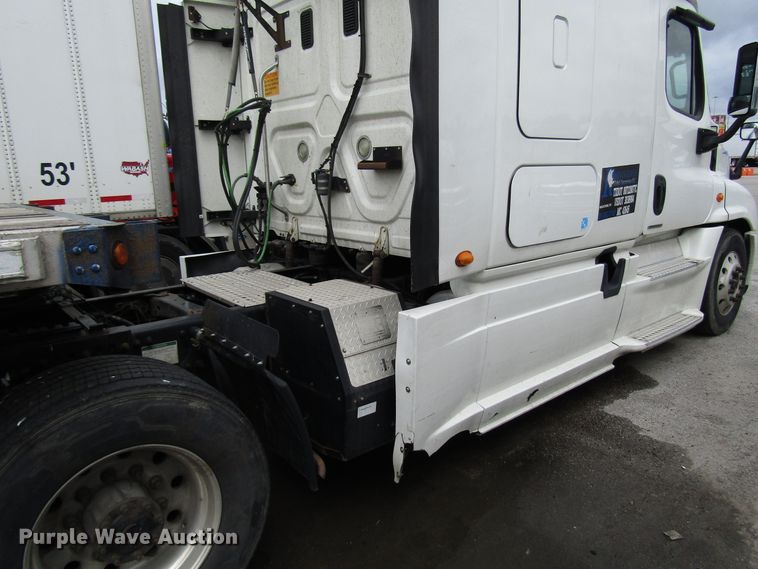 image for item DG6650 2012 Freightliner Cascadia semi truck