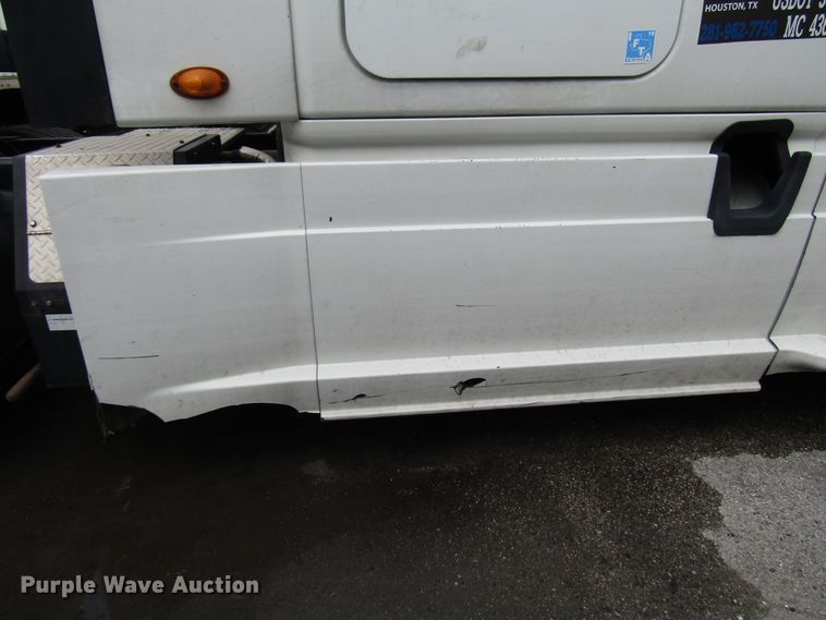 image for item DG6650 2012 Freightliner Cascadia semi truck