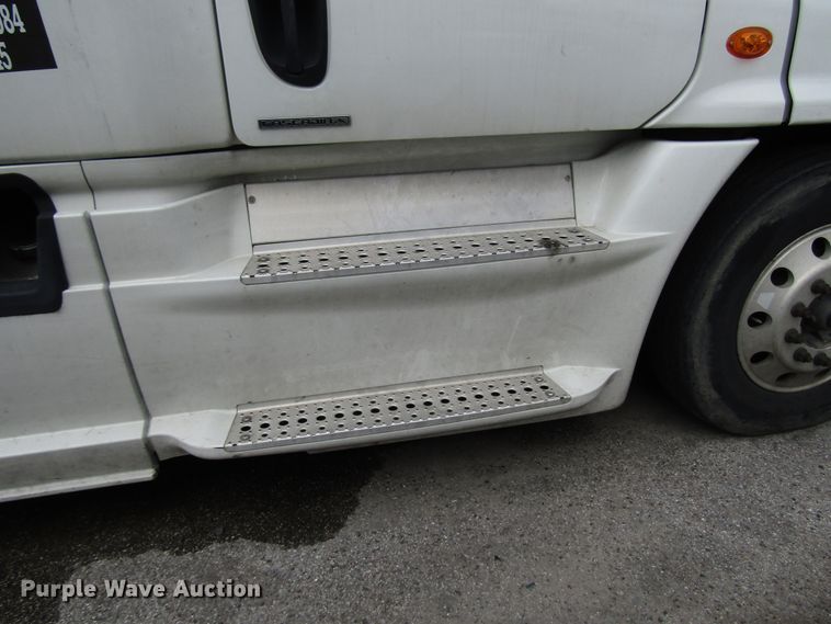 image for item DG6650 2012 Freightliner Cascadia semi truck