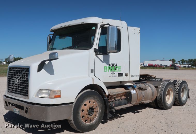 image for item DG6999 2011 Volvo VN semi truck