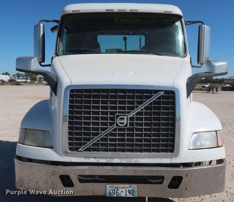 image for item DG6999 2011 Volvo VN semi truck