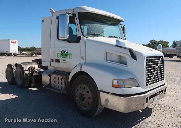 image for item DG6999 2011 Volvo VN semi truck