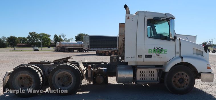 image for item DG6999 2011 Volvo VN semi truck