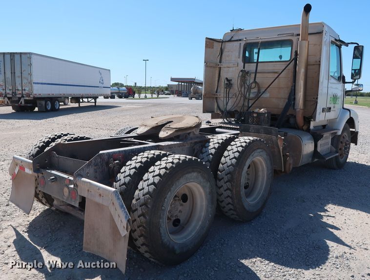 image for item DG6999 2011 Volvo VN semi truck