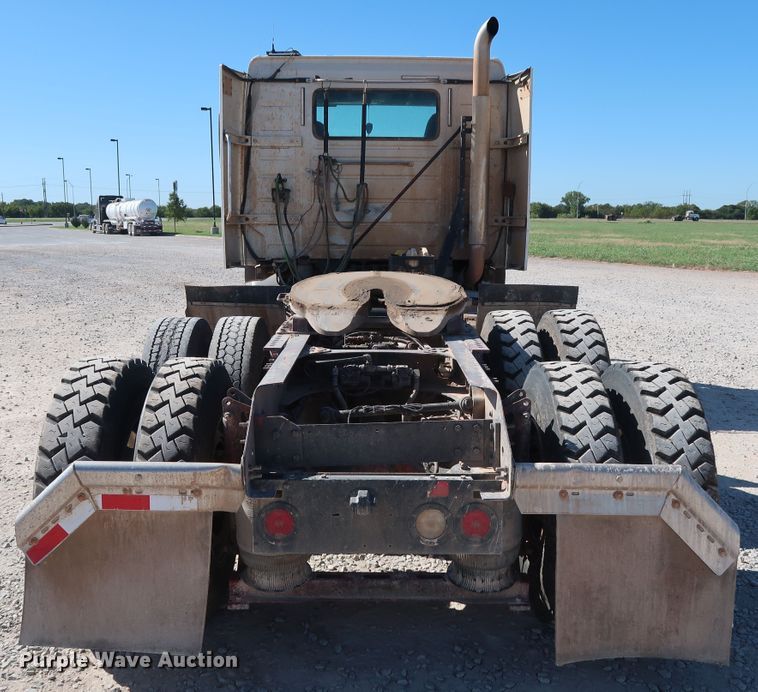 image for item DG6999 2011 Volvo VN semi truck