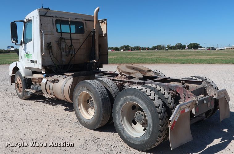 image for item DG6999 2011 Volvo VN semi truck