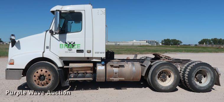 image for item DG6999 2011 Volvo VN semi truck