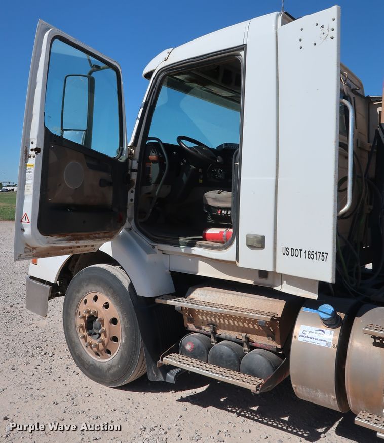 image for item DG6999 2011 Volvo VN semi truck