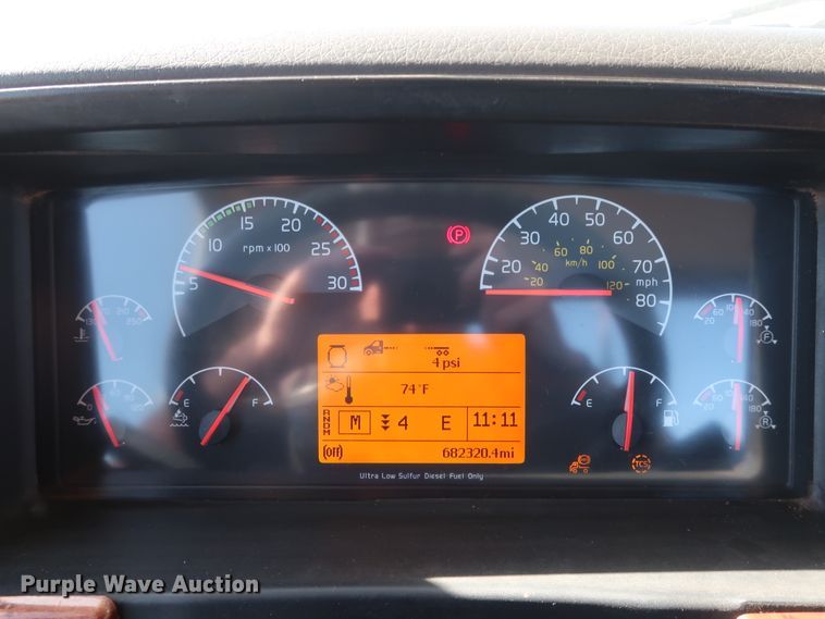 image for item DG6999 2011 Volvo VN semi truck