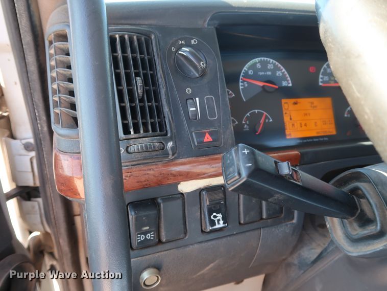 image for item DG6999 2011 Volvo VN semi truck