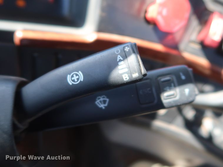 image for item DG6999 2011 Volvo VN semi truck