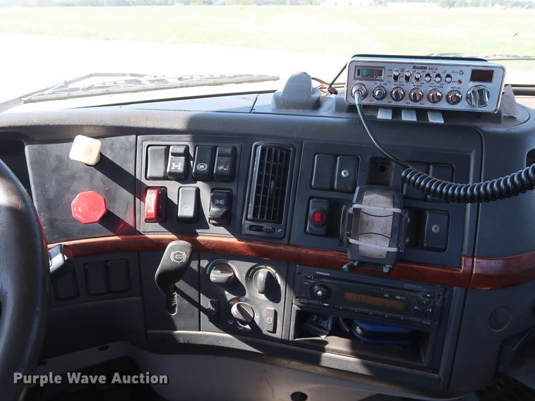 image for item DG6999 2011 Volvo VN semi truck