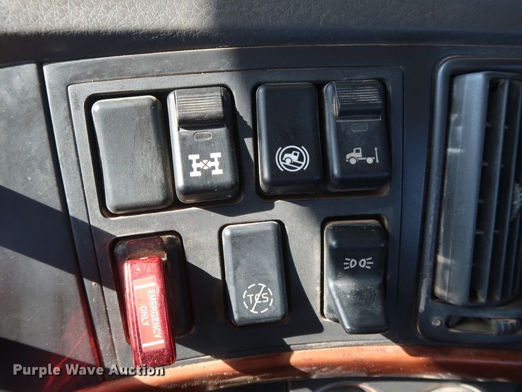 image for item DG6999 2011 Volvo VN semi truck