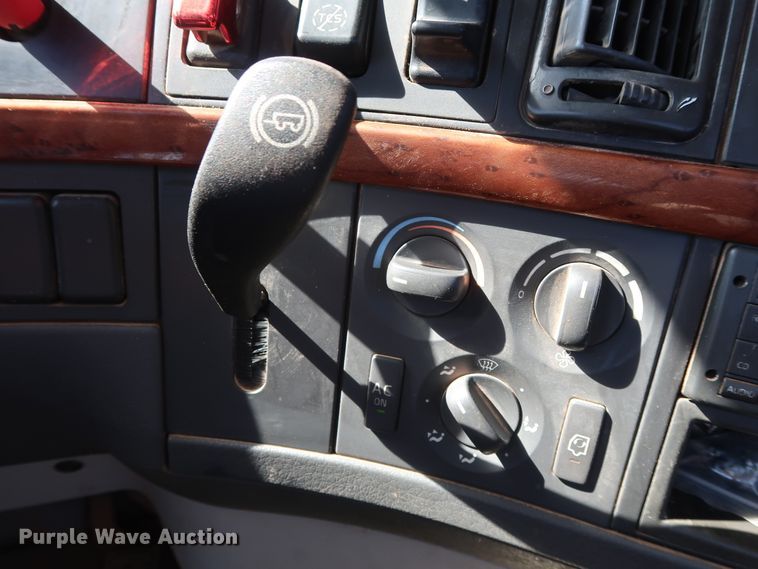 image for item DG6999 2011 Volvo VN semi truck