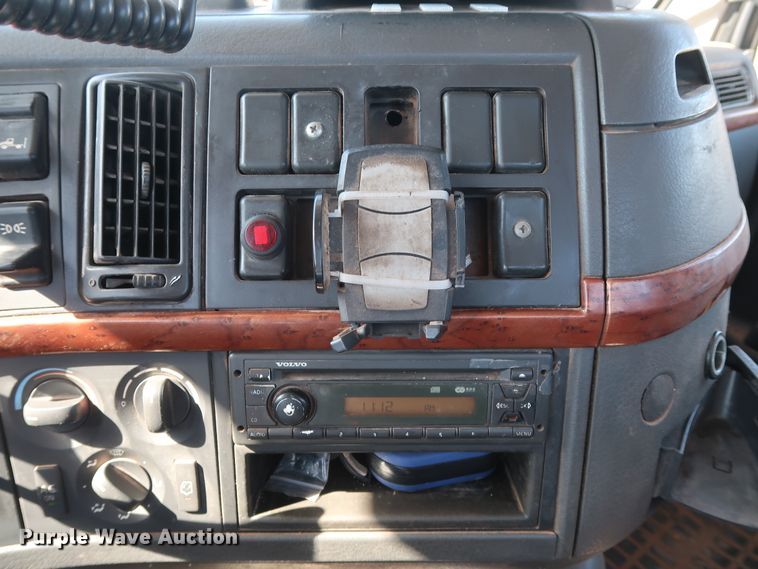 image for item DG6999 2011 Volvo VN semi truck