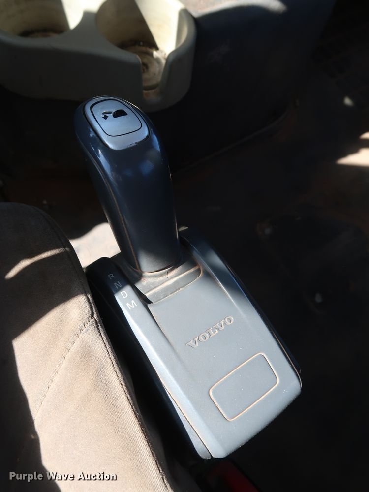 image for item DG6999 2011 Volvo VN semi truck