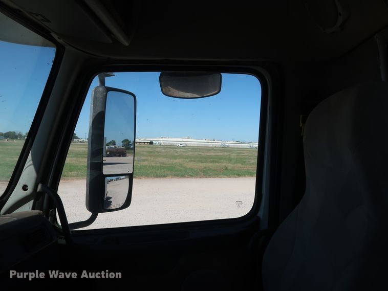 image for item DG6999 2011 Volvo VN semi truck