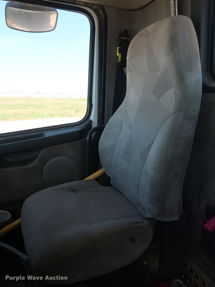 image for item DG6999 2011 Volvo VN semi truck