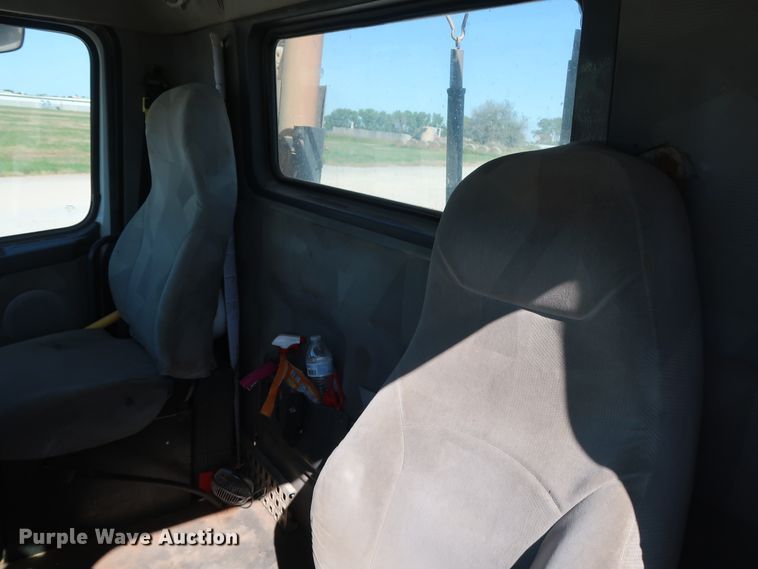 image for item DG6999 2011 Volvo VN semi truck