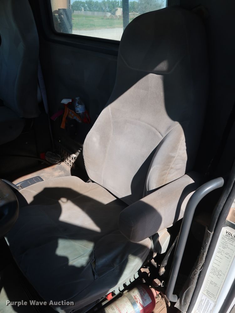 image for item DG6999 2011 Volvo VN semi truck