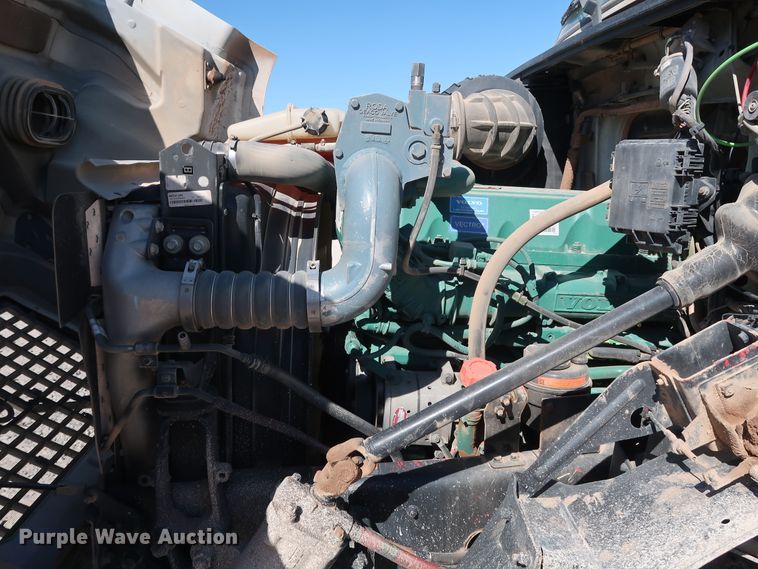 image for item DG6999 2011 Volvo VN semi truck