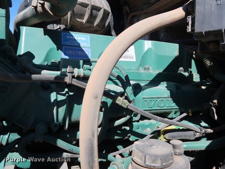 image for item DG6999 2011 Volvo VN semi truck