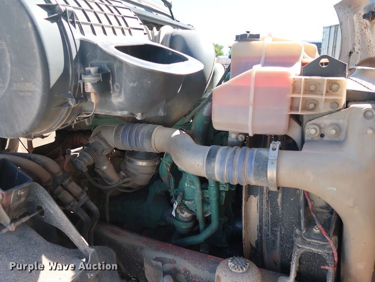 image for item DG6999 2011 Volvo VN semi truck