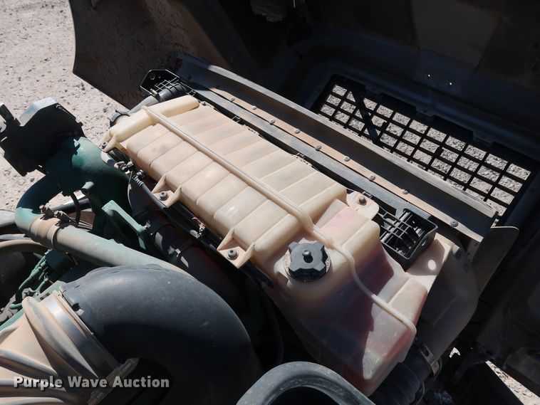 image for item DG6999 2011 Volvo VN semi truck