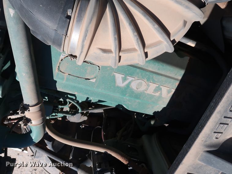 image for item DG6999 2011 Volvo VN semi truck