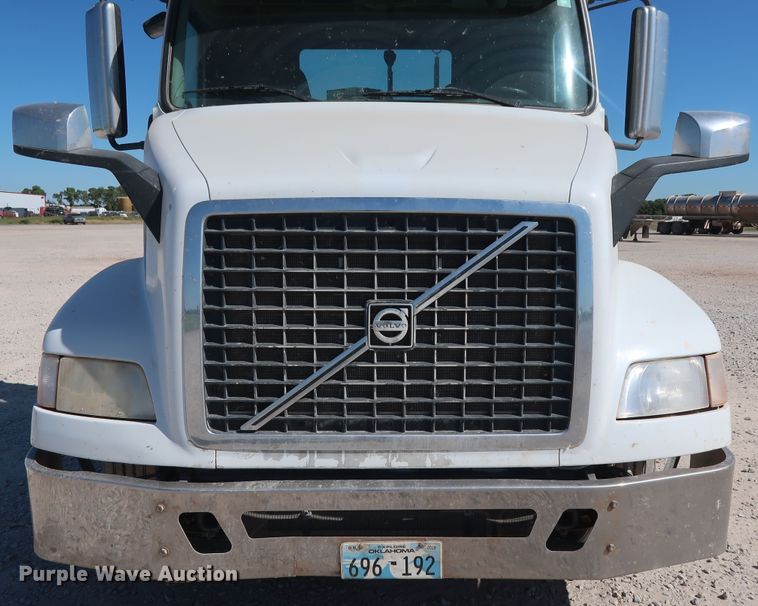 image for item DG6999 2011 Volvo VN semi truck
